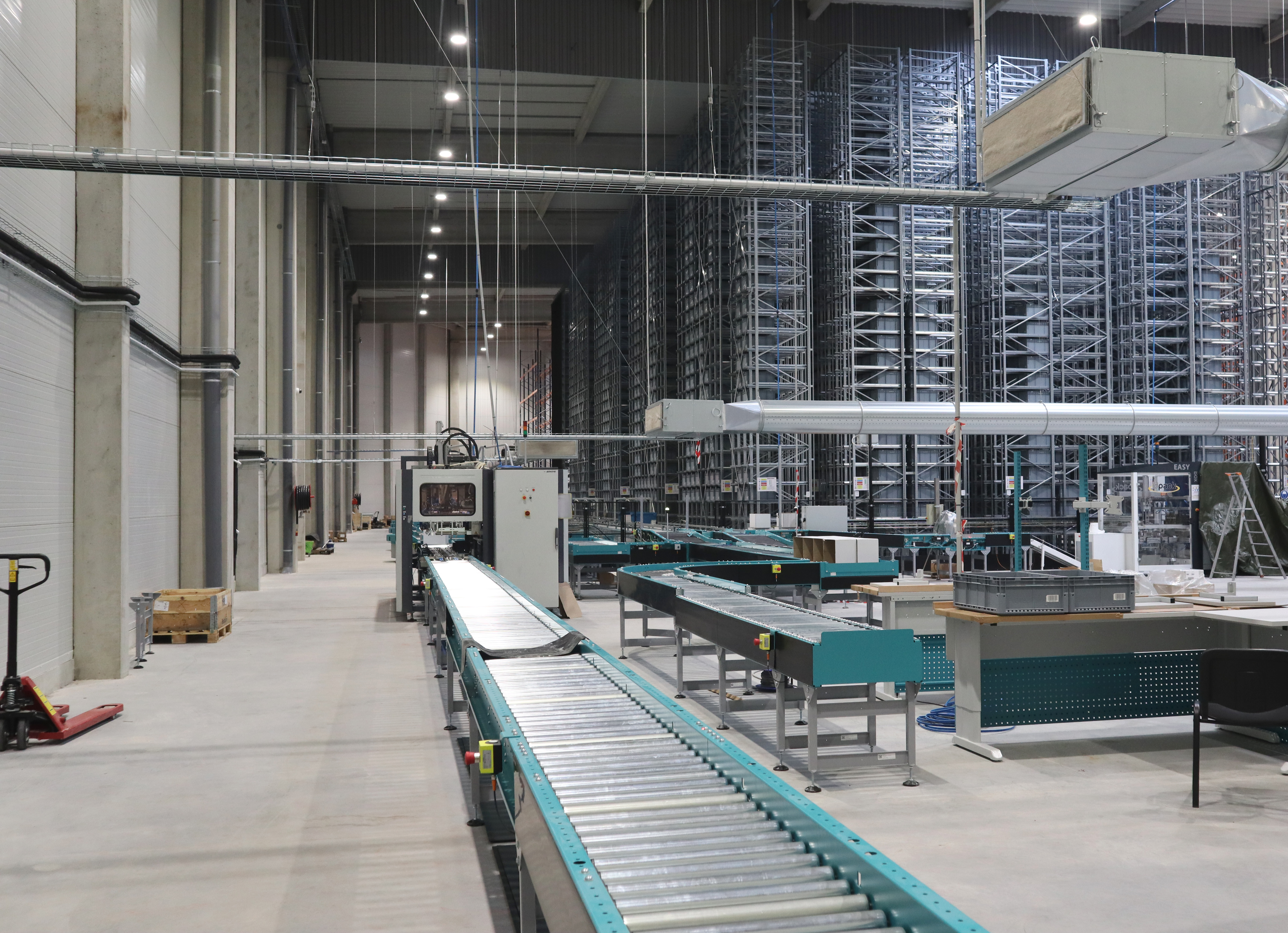 Robots automatiques dans Nouvel entrepôt logistique